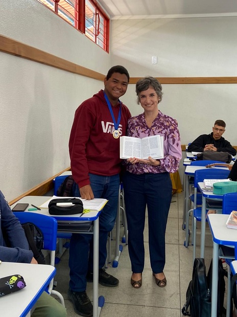 Aytan Belmiro, aluno da EE Monsenhor Rocha, em Santa Barbara do Leste, e campeão da Olimpíada Brasileira de Língua Portuguesa em 2019, fez a leitura da sa redação premiada para a secretária Julia Sant'Anna. Foto: Marcilene Maiaa.
